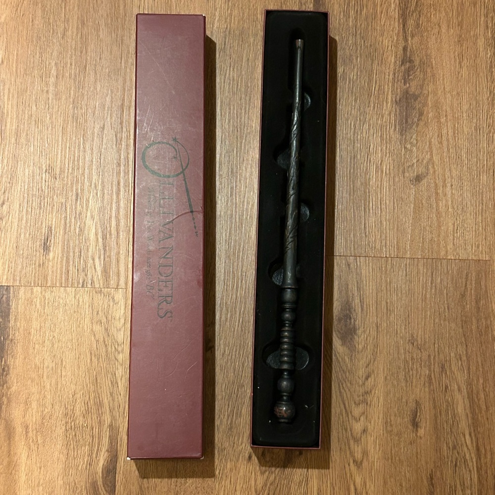 Ollivanders Black Wand with Box
